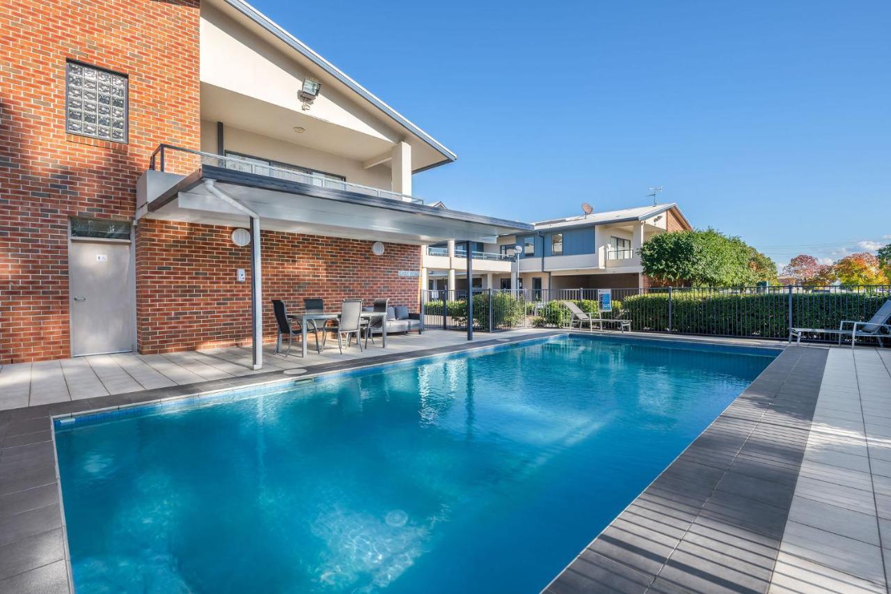 Hawkesbury Race Club Motel Windsor Exterior foto A pool in a residential area