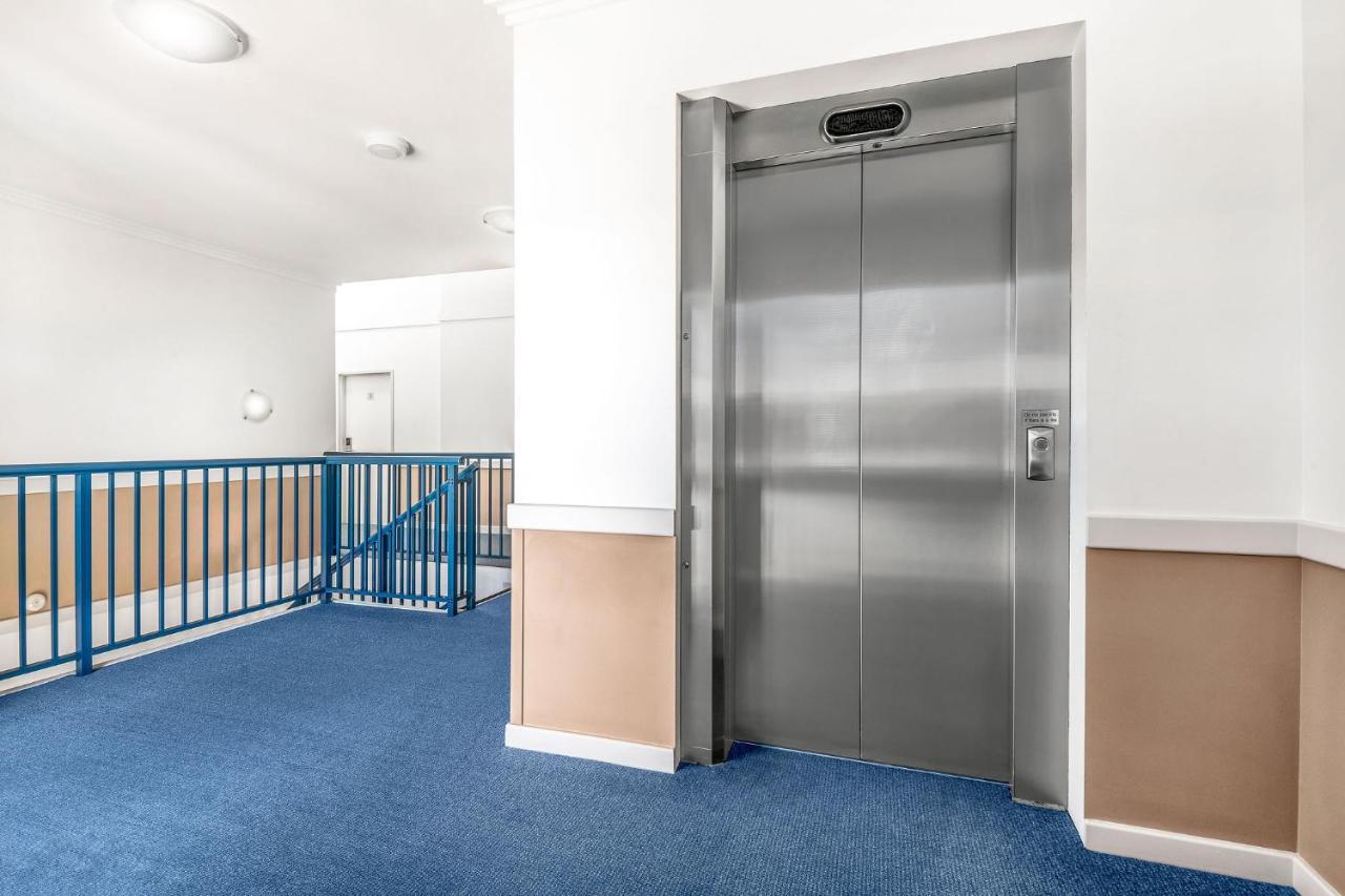 Hawkesbury Race Club Motel Windsor Exterior foto A residential elevator