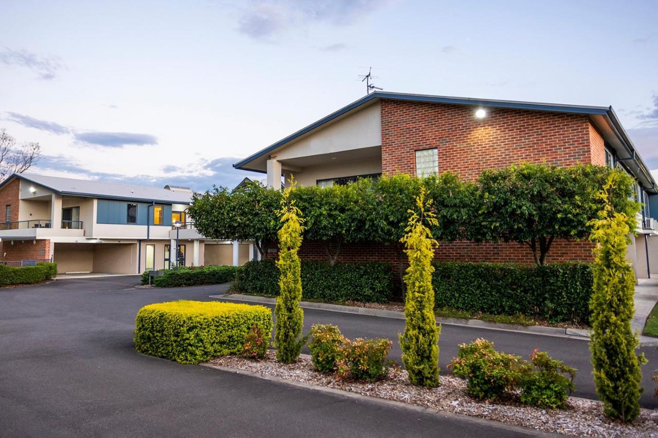 Hawkesbury Race Club Motel Windsor Exterior foto The Village, 2016