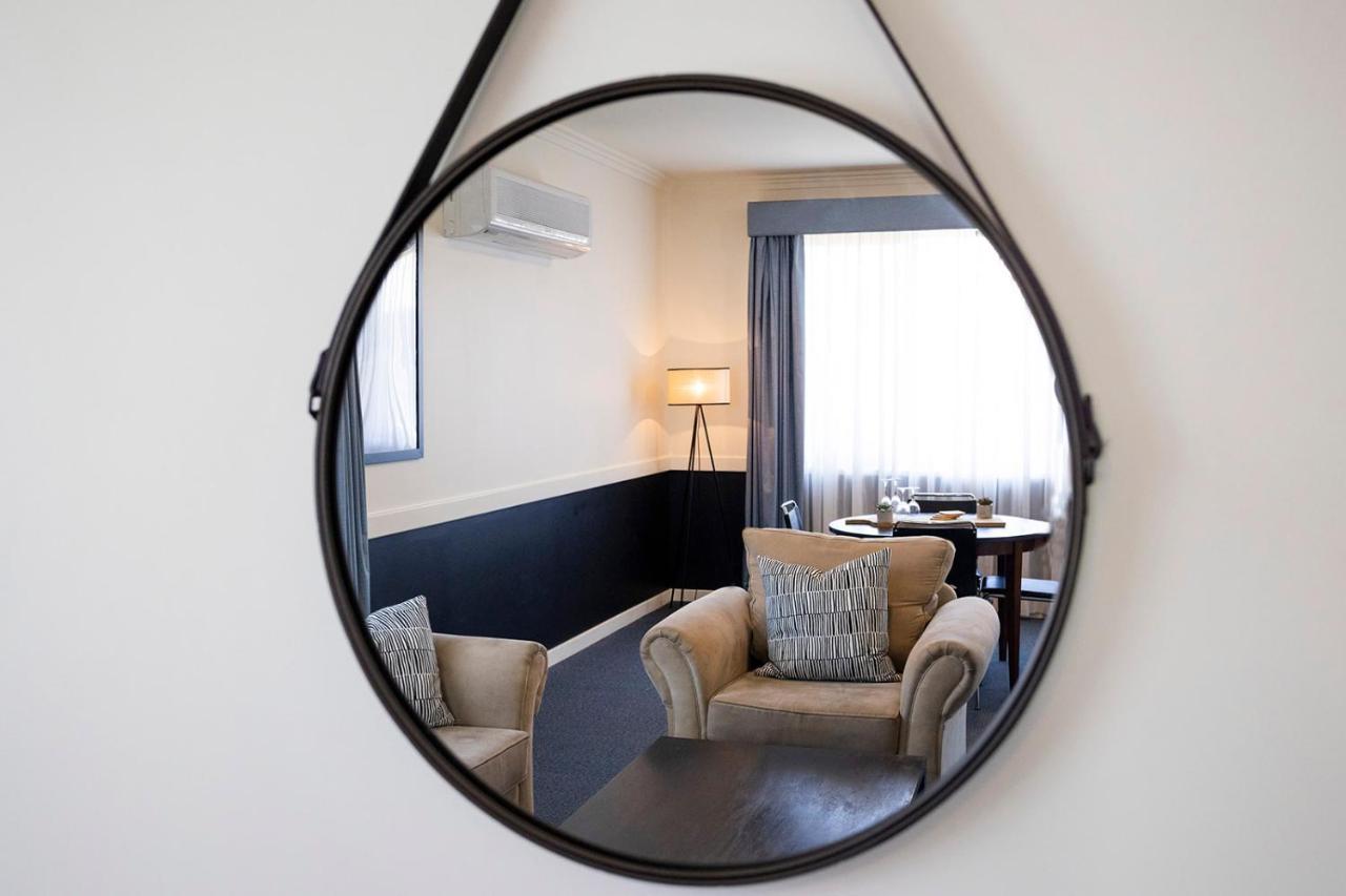 Hawkesbury Race Club Motel Windsor Exterior foto A convex mirror