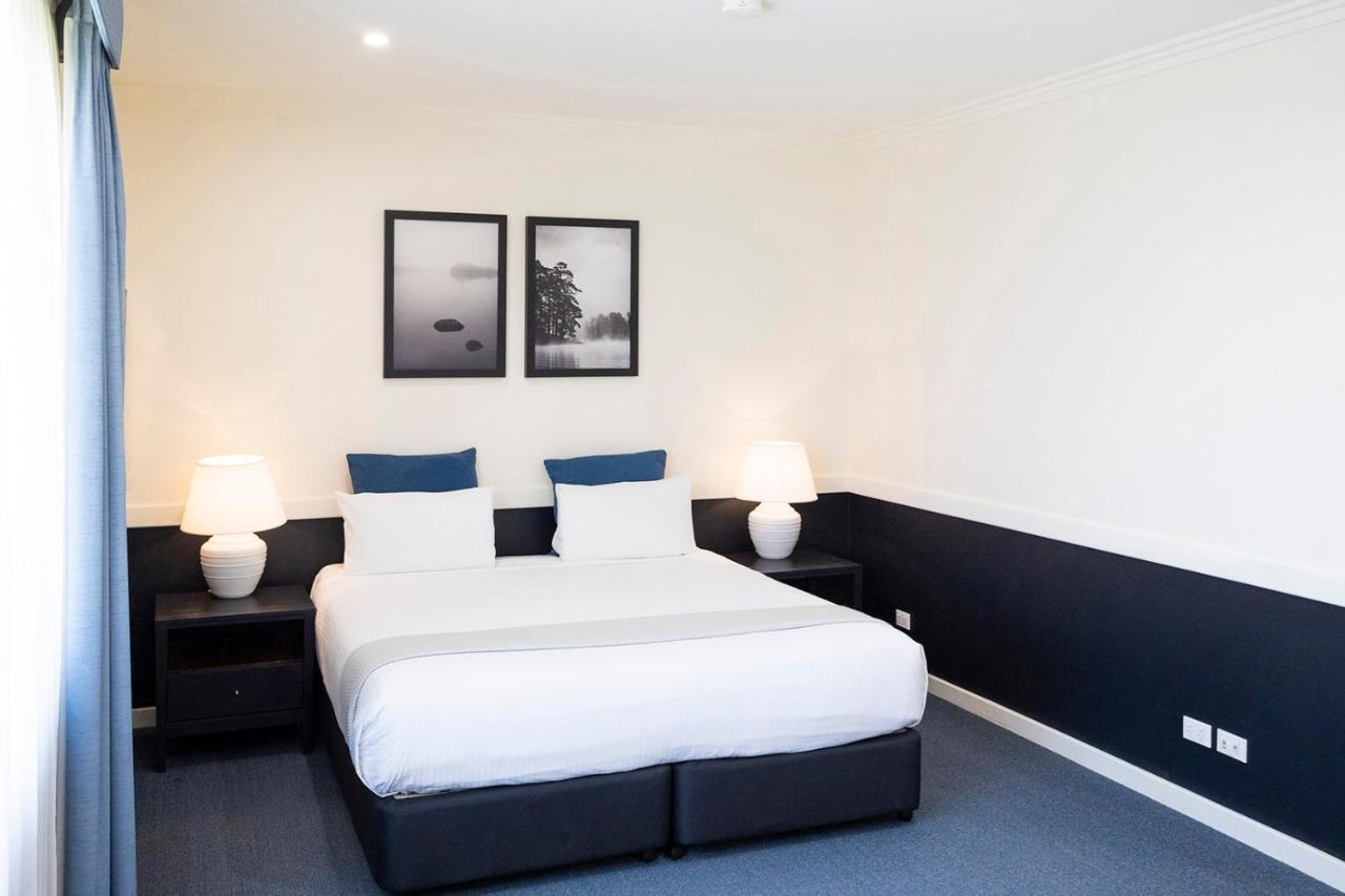 Hawkesbury Race Club Motel Windsor Exterior foto A bedroom at the hotel