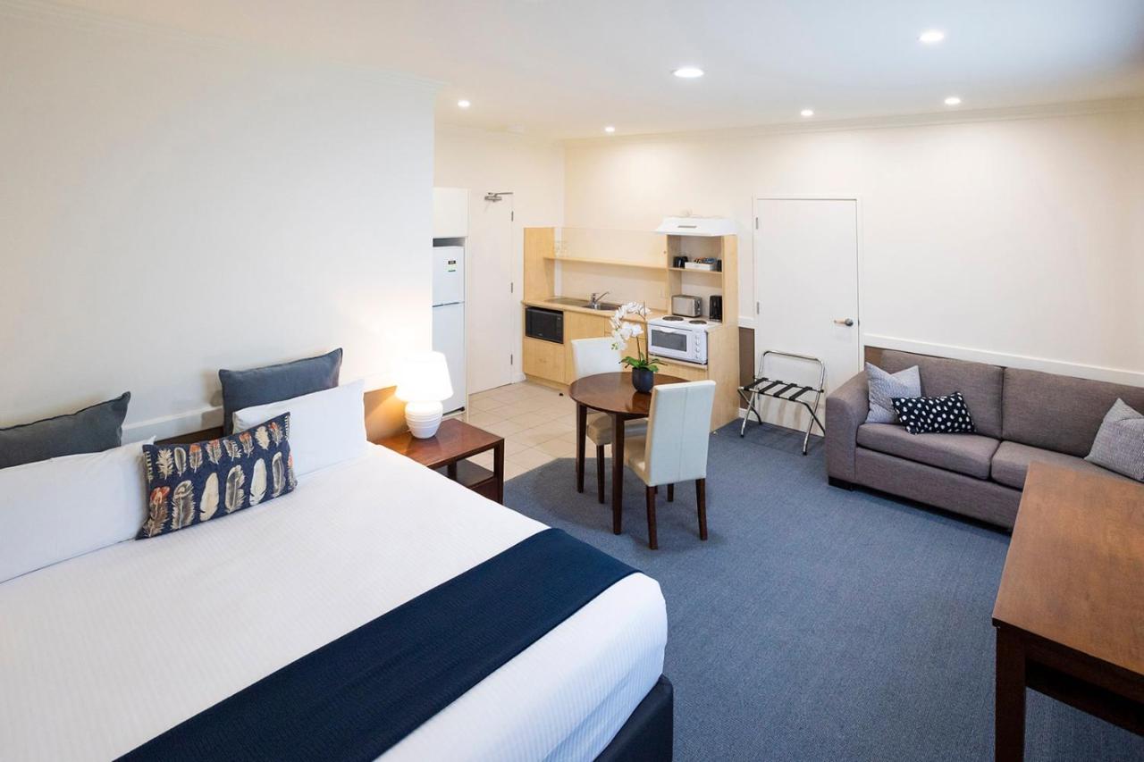 Hawkesbury Race Club Motel Windsor Exterior foto A typical studio apartment