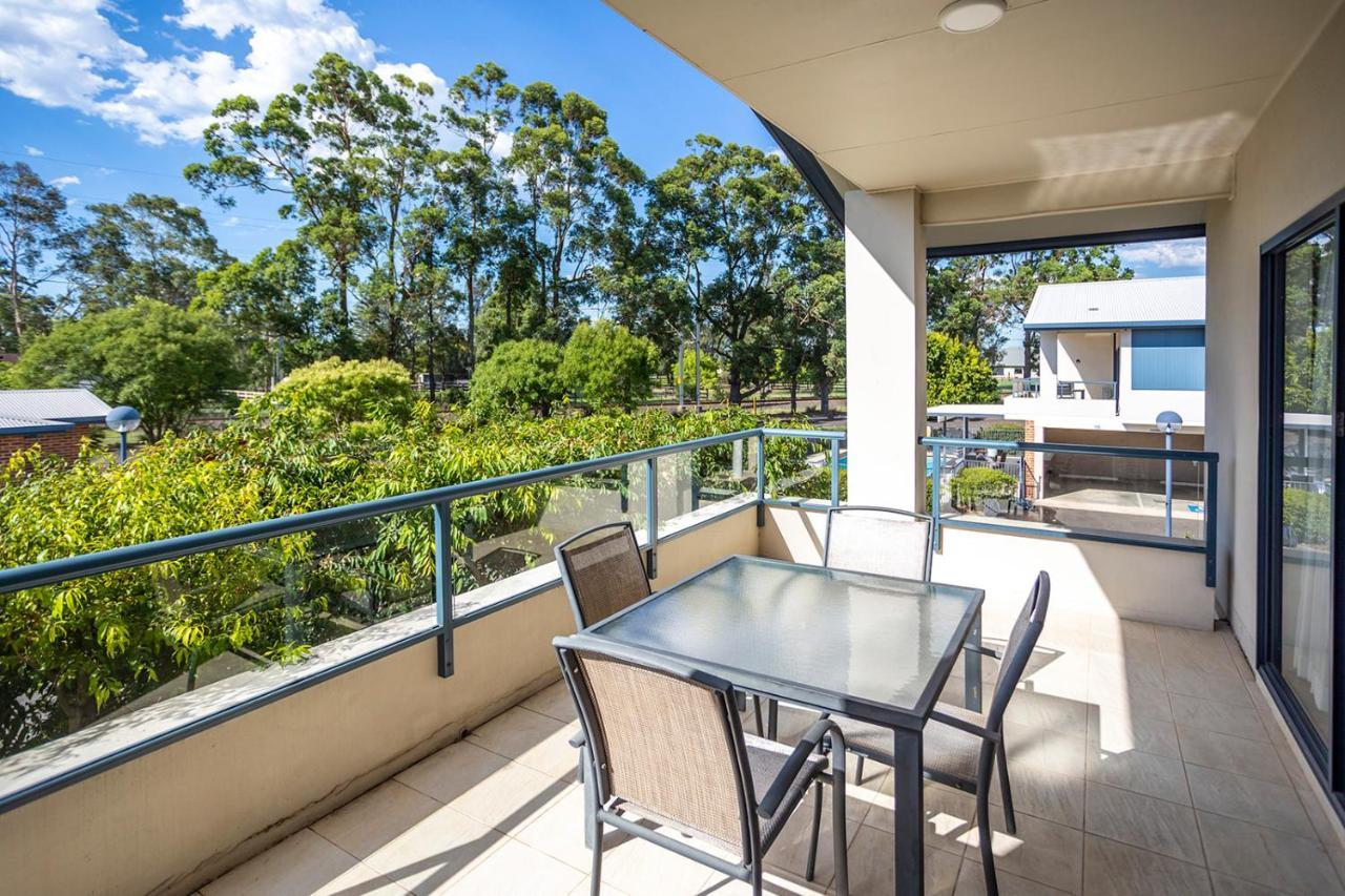 Hawkesbury Race Club Motel Windsor Exterior foto A balcony