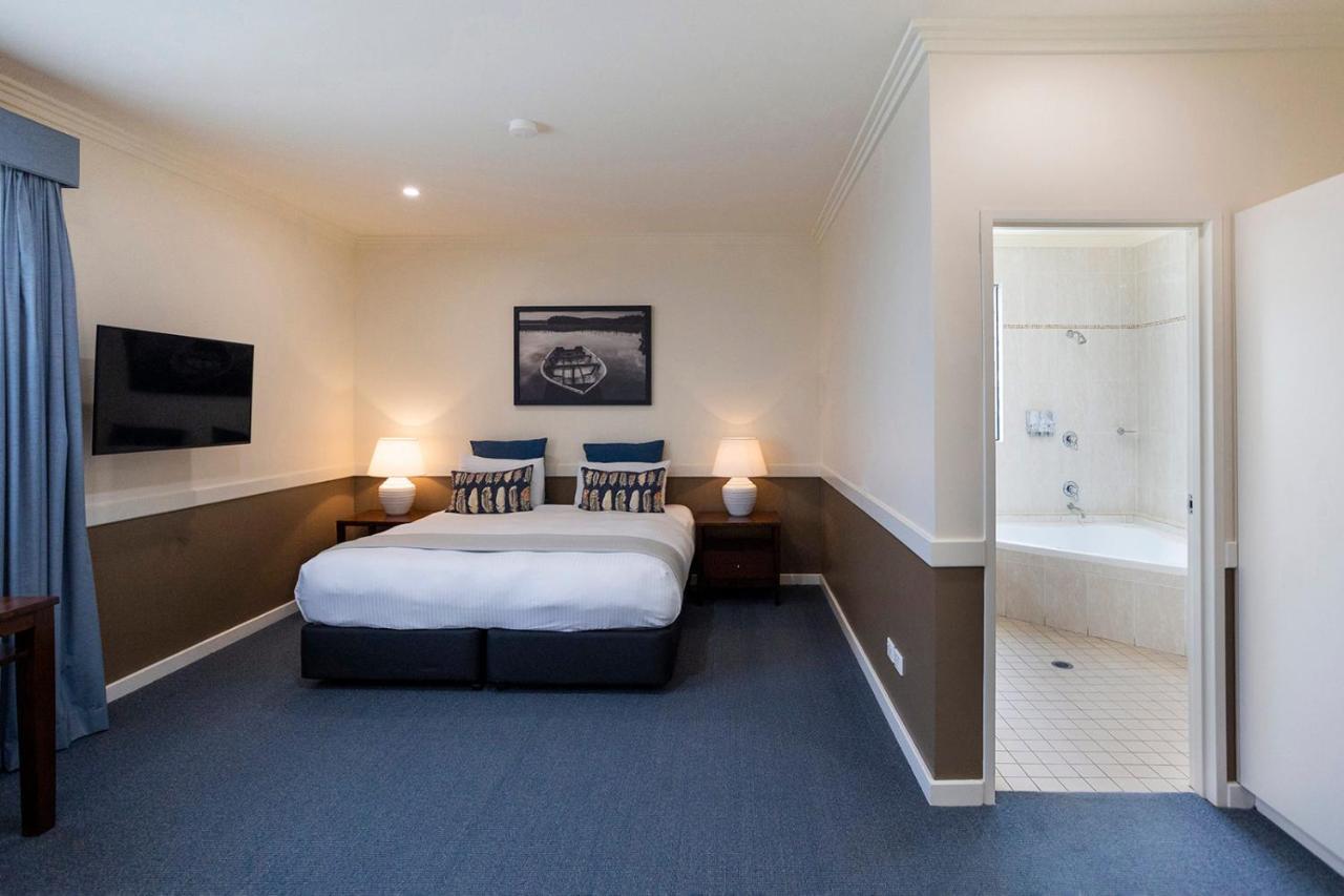 Hawkesbury Race Club Motel Windsor Exterior foto A room at the hotel