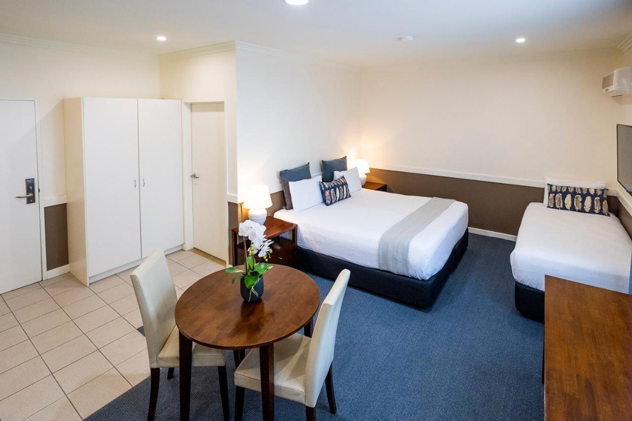 Hawkesbury Race Club Motel Windsor Exterior foto A typical room at the hotel