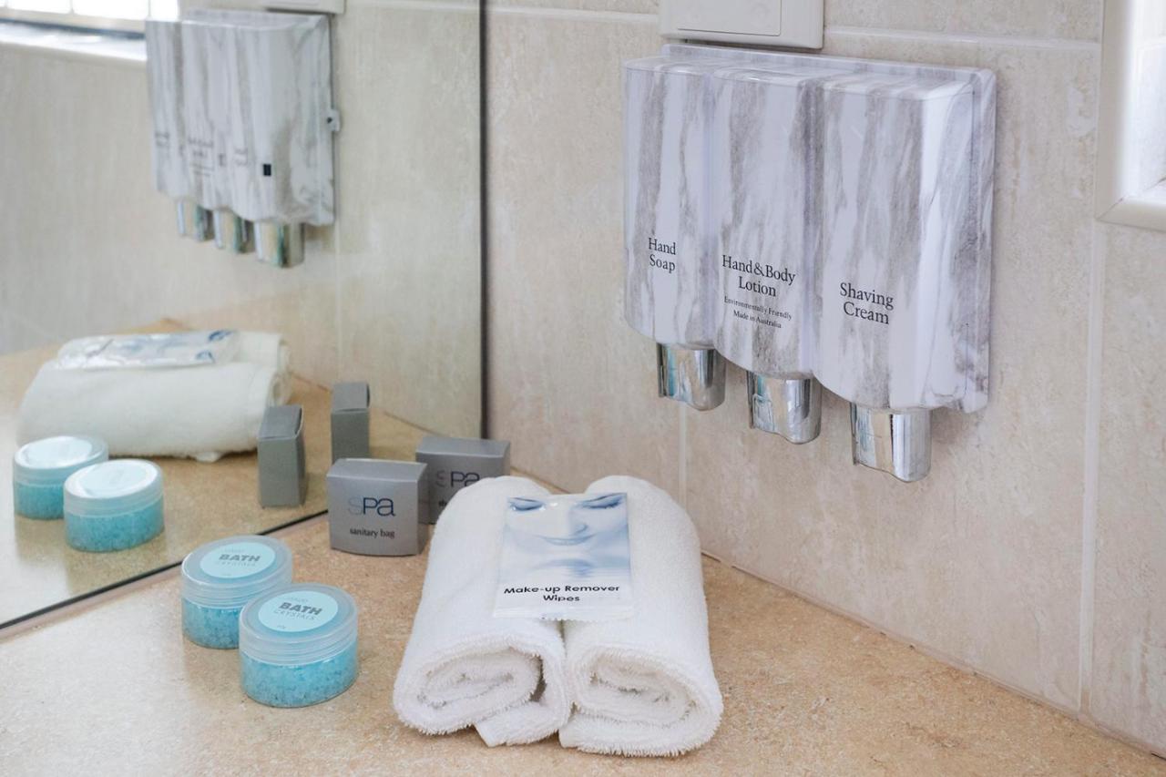 Hawkesbury Race Club Motel Windsor Exterior foto A bathroom with toiletries