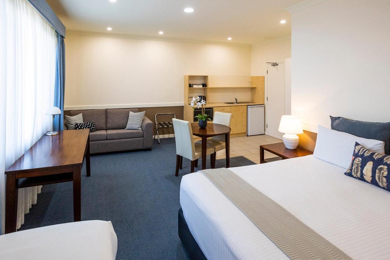 Hawkesbury Race Club Motel Windsor Exterior foto A typical Studio