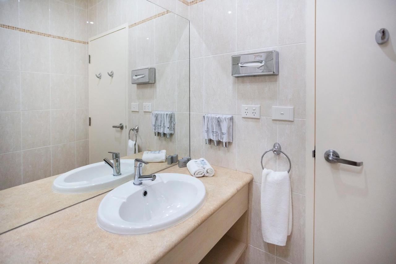 Hawkesbury Race Club Motel Windsor Exterior foto Bathroom