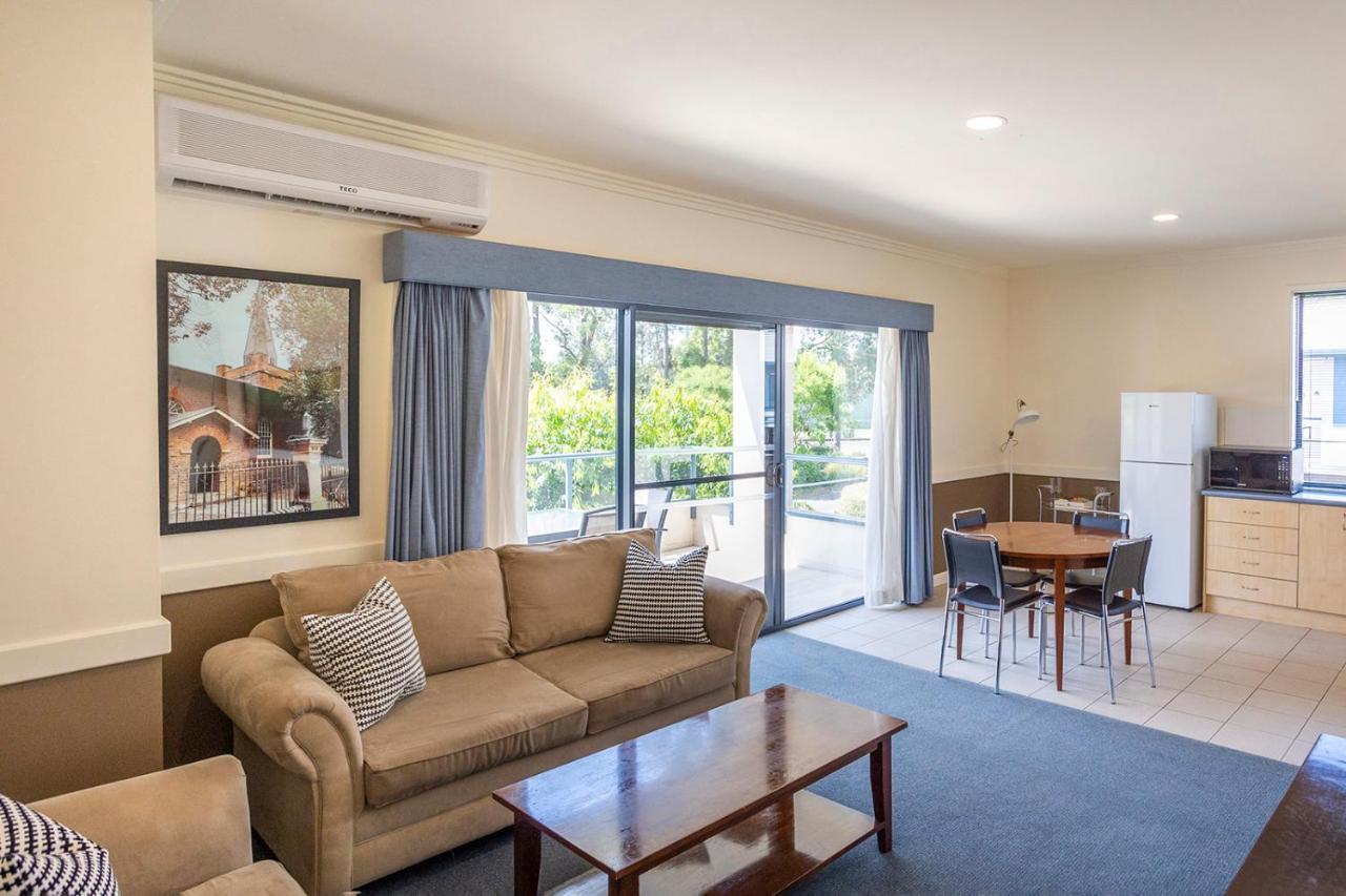 Hawkesbury Race Club Motel Windsor Exterior foto A typical apartment at the University of Western Australia