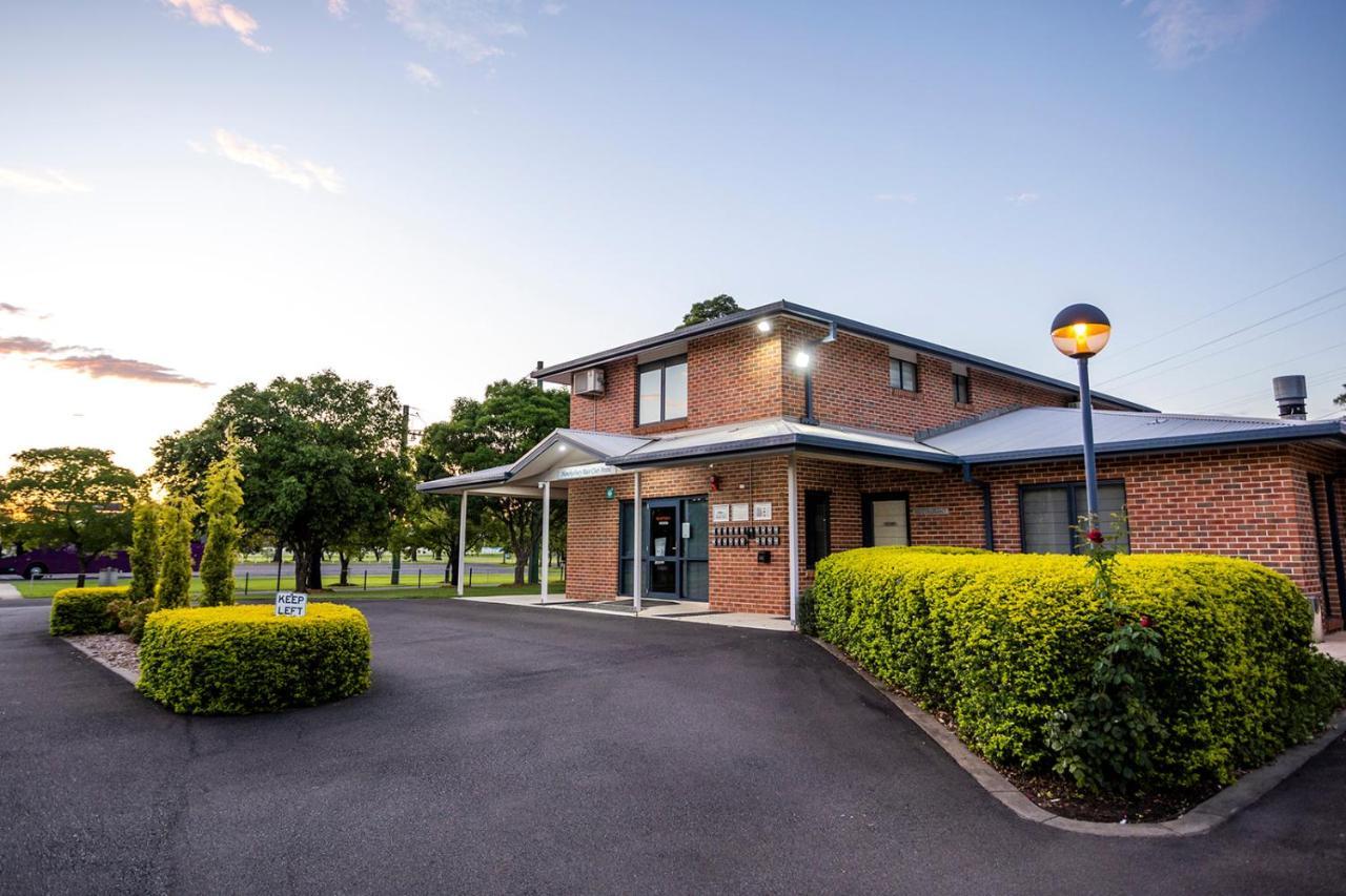 Hawkesbury Race Club Motel Windsor Exterior foto The main entrance to the hospital