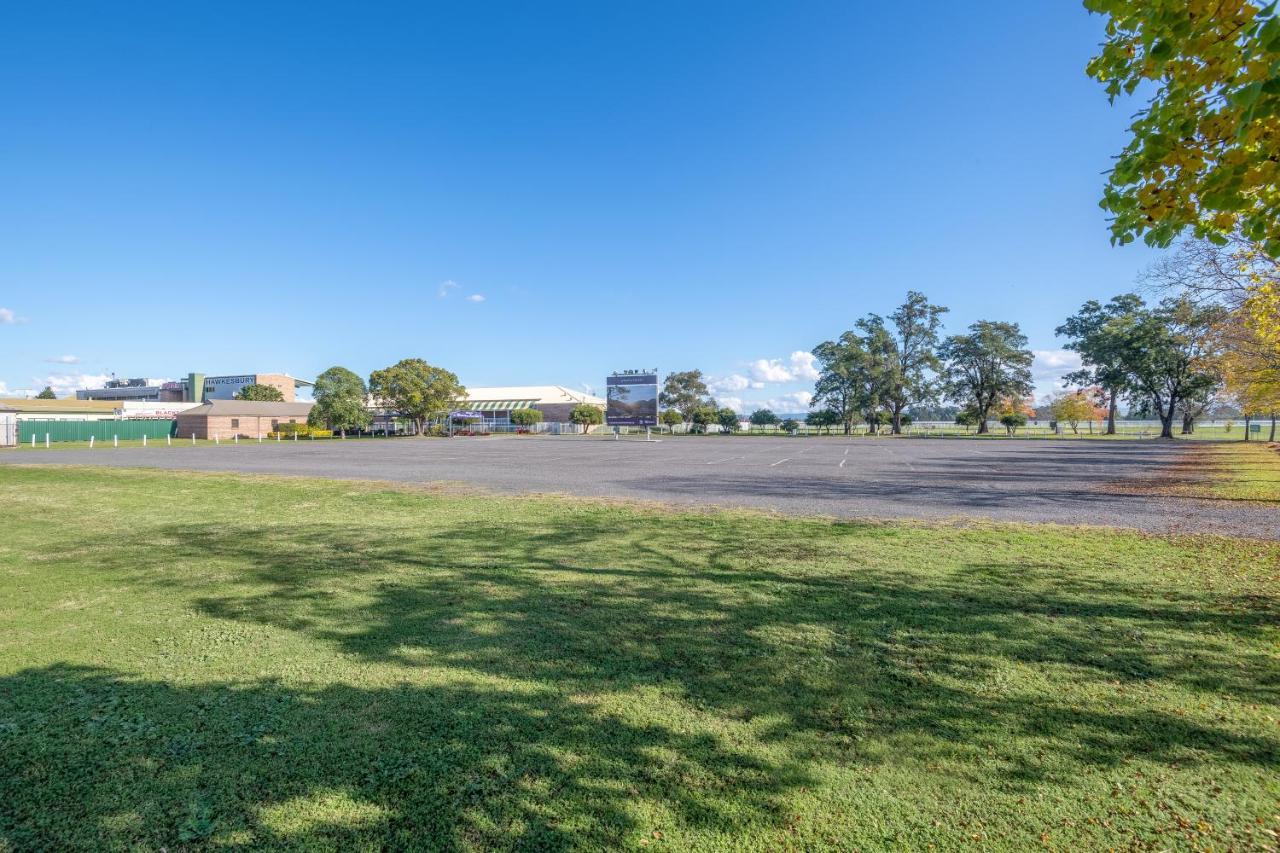 Hawkesbury Race Club Motel Windsor Exterior foto The main oval at the school