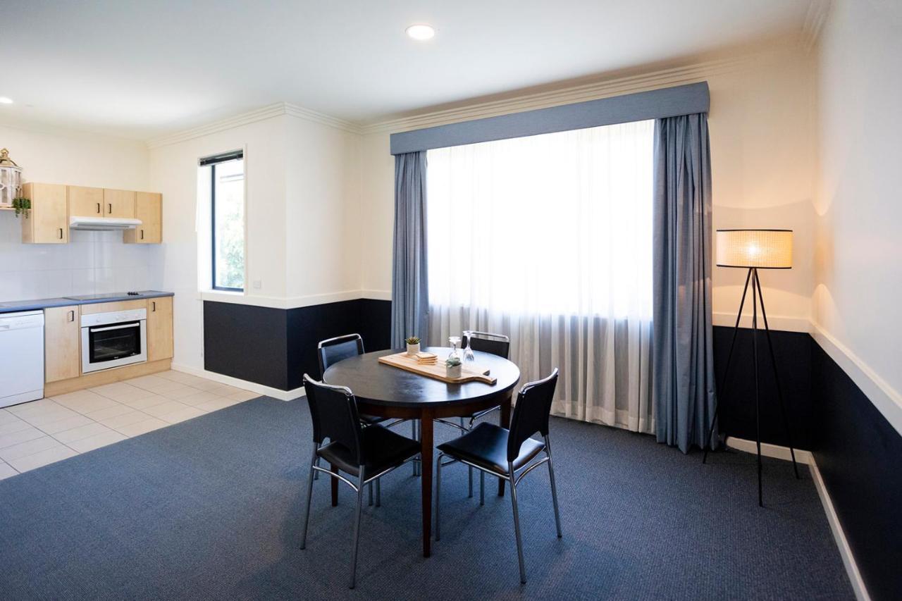 Hawkesbury Race Club Motel Windsor Exterior foto A typical apartment at the University of Western Australia