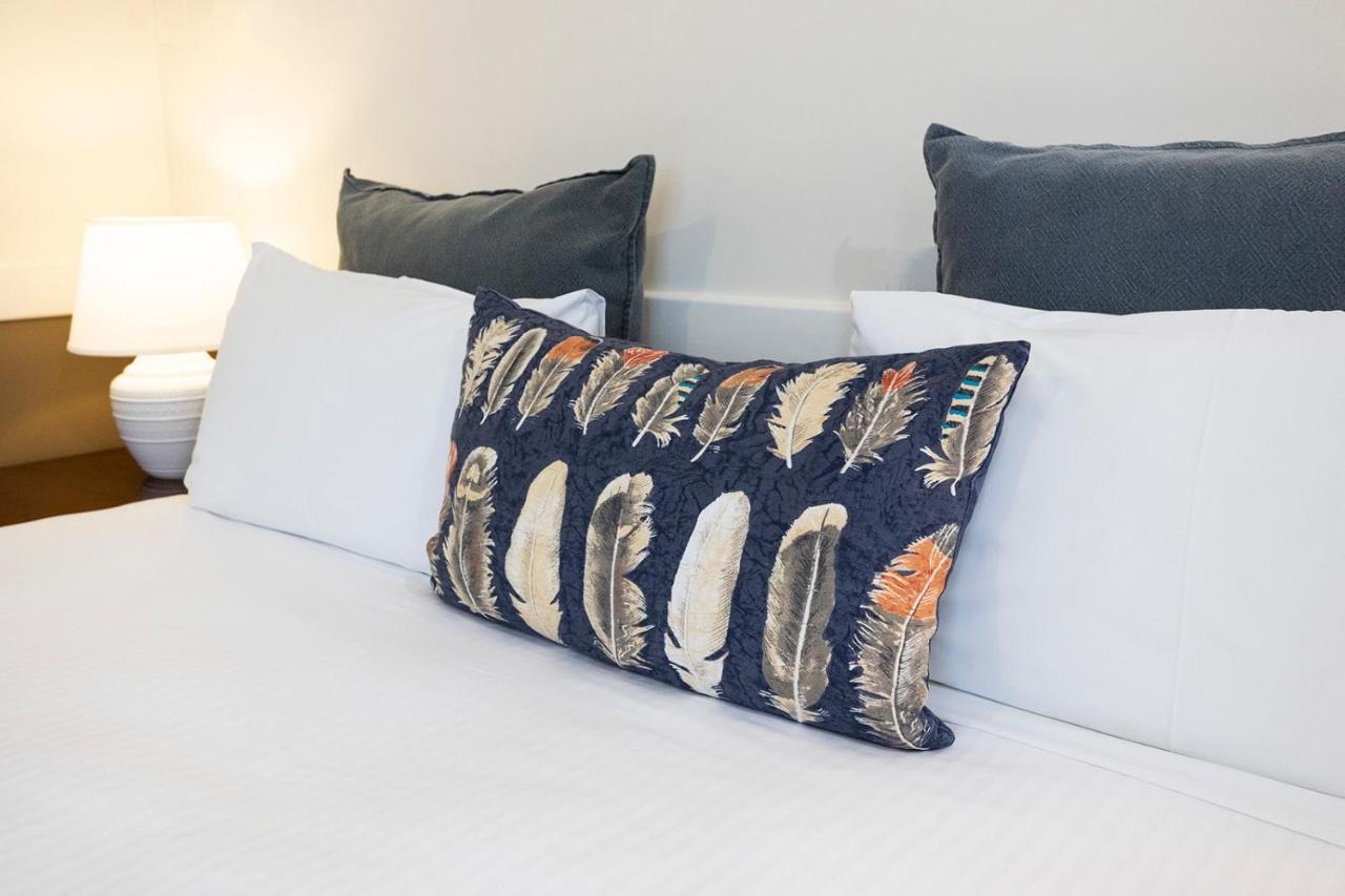 Hawkesbury Race Club Motel Windsor Exterior foto A decorative pillow