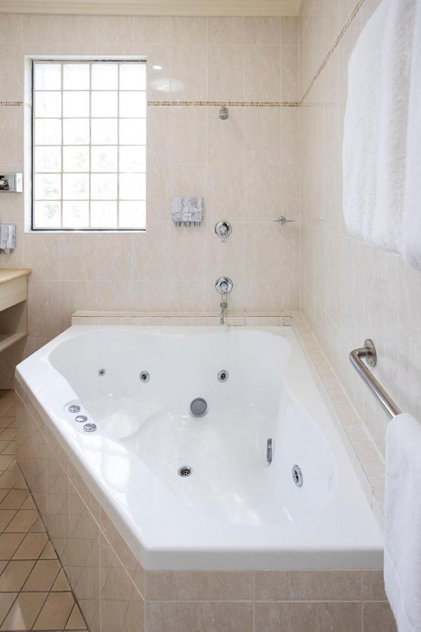 Hawkesbury Race Club Motel Windsor Exterior foto A whirlpool bathtub