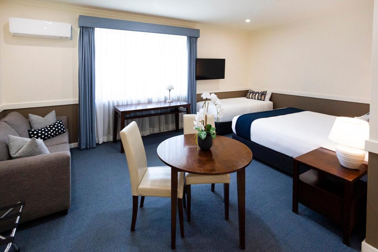 Hawkesbury Race Club Motel Windsor Exterior foto A room at the hotel