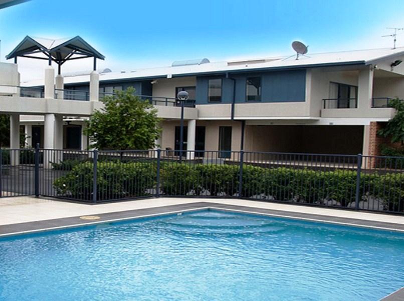 Hawkesbury Race Club Motel Windsor Exterior foto A pool at a townhouse complex in Australia