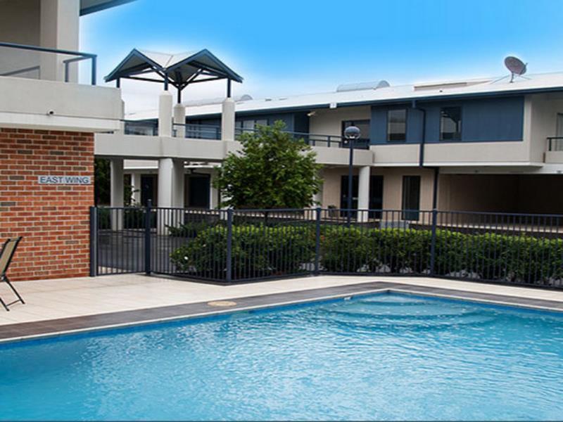 Hawkesbury Race Club Motel Windsor Exterior foto The swimming pool at the complex