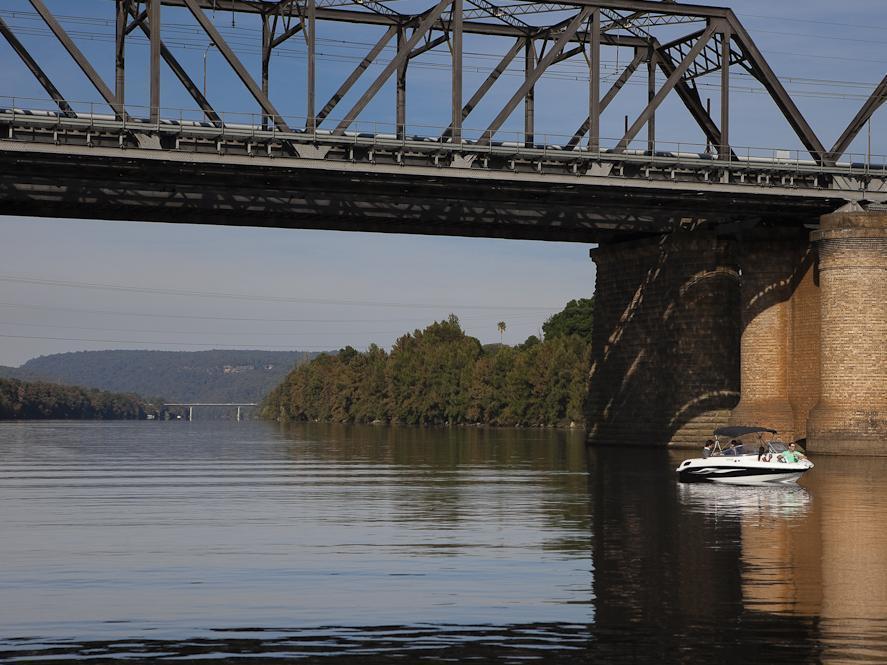 Hawkesbury Race Club Motel Windsor Exterior foto The bridge from the west